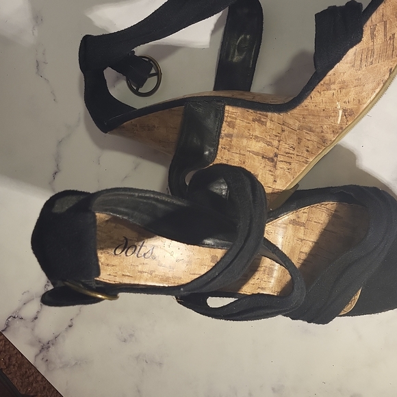 Wedge Heels - Picture 2 of 4